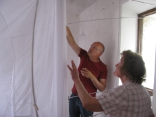 2015 EPHEMERES #5; installation du tissu sur la structure de "Corridor"de Jean-Luc BICHAUD